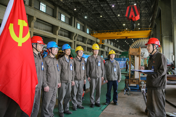 4月20日，浙能集團所屬長興發電公司政治宣傳員楊曉權在A修現場開展政治宣講。方磊 攝x.jpg