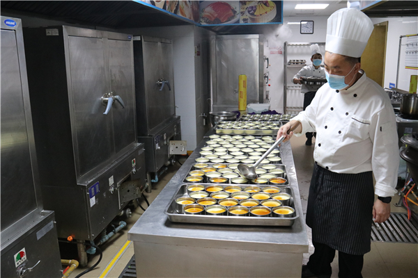 浙能物業(yè)余杭分公司全體動員，為大廈職工提供晚餐。 賀鋼馗 攝.jpg