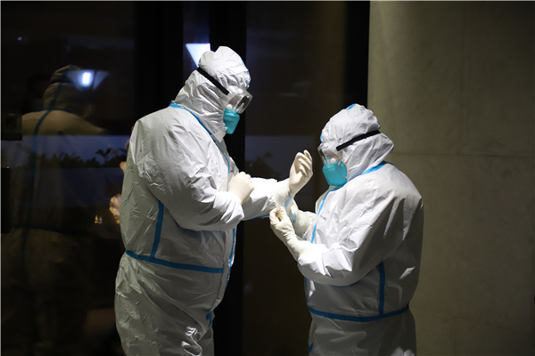 醫(yī)護(hù)人員化身暖心大白，守護(hù)人民健康。 殷夢奇 攝.jpg