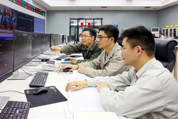 5x-浙能樂清發電公司技術人員緊盯5號機組操作界面，高效執行指令，為機組安全運行保駕護航。陳清瑜 攝.jpg
